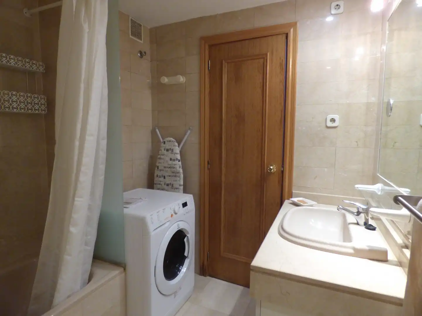Bathroom of Flat for rent in Madrid  with Air Conditioner, Heating and Furnished