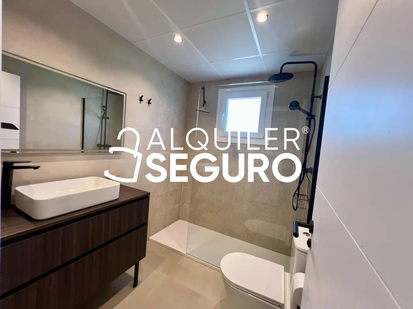 Badezimmer von Wohnung zur Miete in Benalmádena mit Klimaanlage, Terrasse und Schwimmbad
