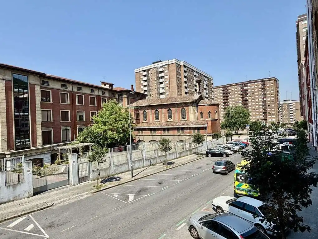 Außenansicht von Wohnung zum Verkauf in Bilbao  mit Heizung und Balkon