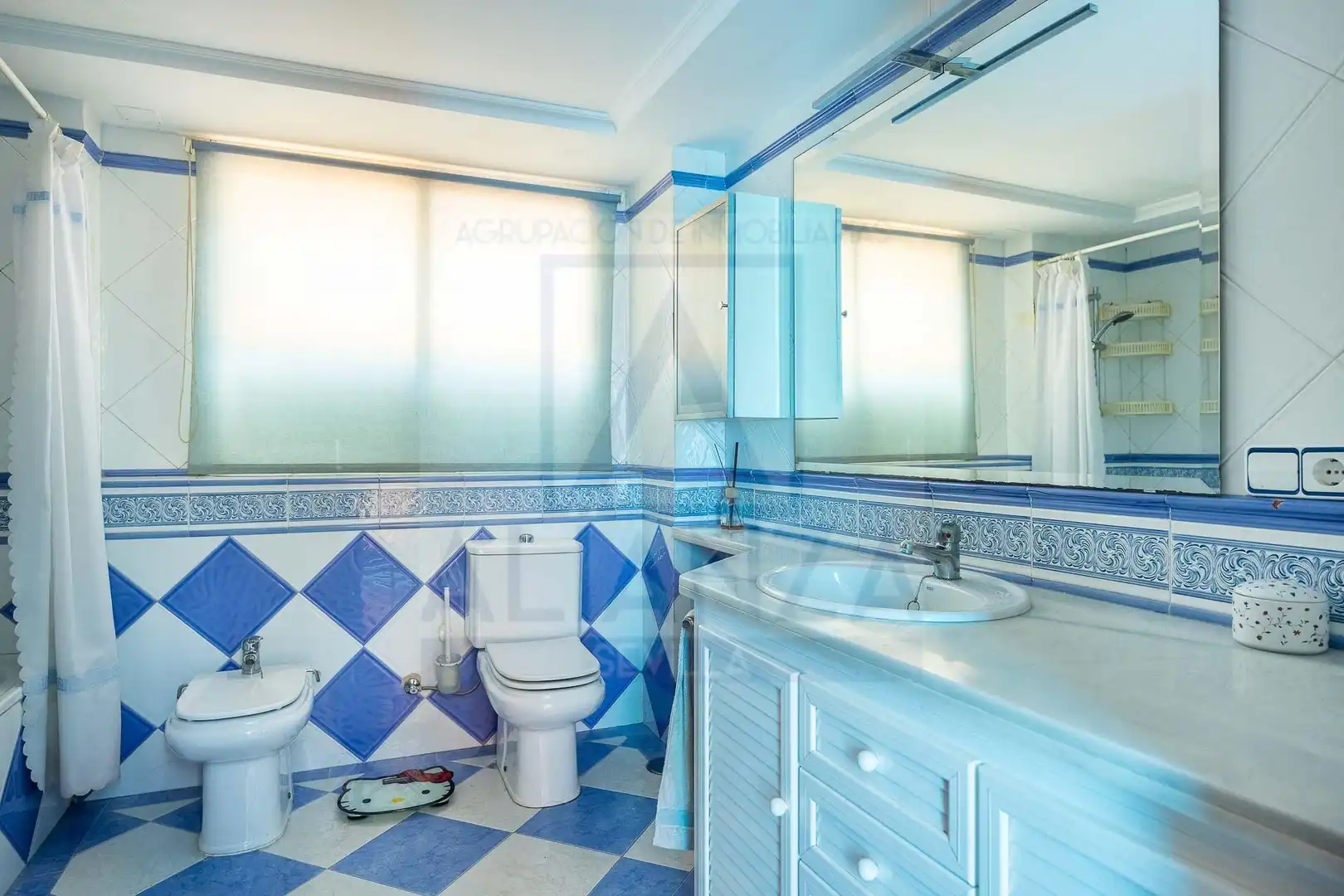 Bathroom of Houses for sale in Valencina de la Concepción  with Air Conditioner, Private garden and Community pool