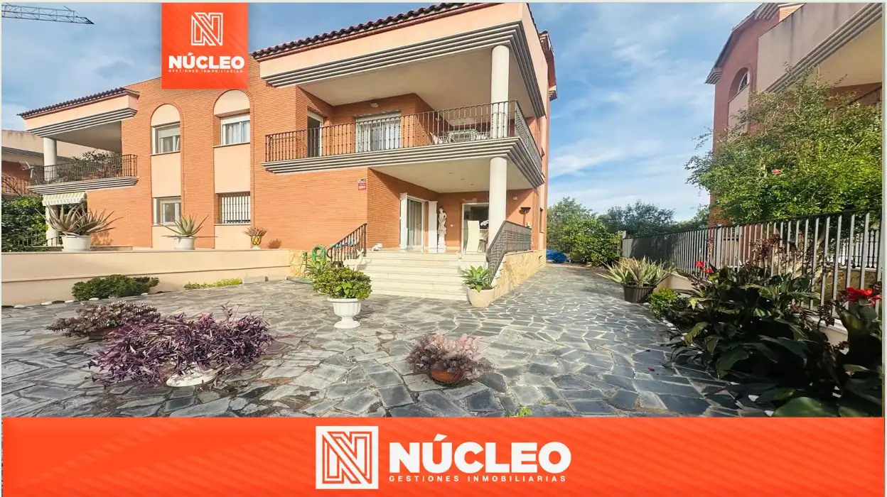 Vista exterior de Casa o xalet en venda en Cambrils amb Aire condicionat, Calefacció i Jardí privat