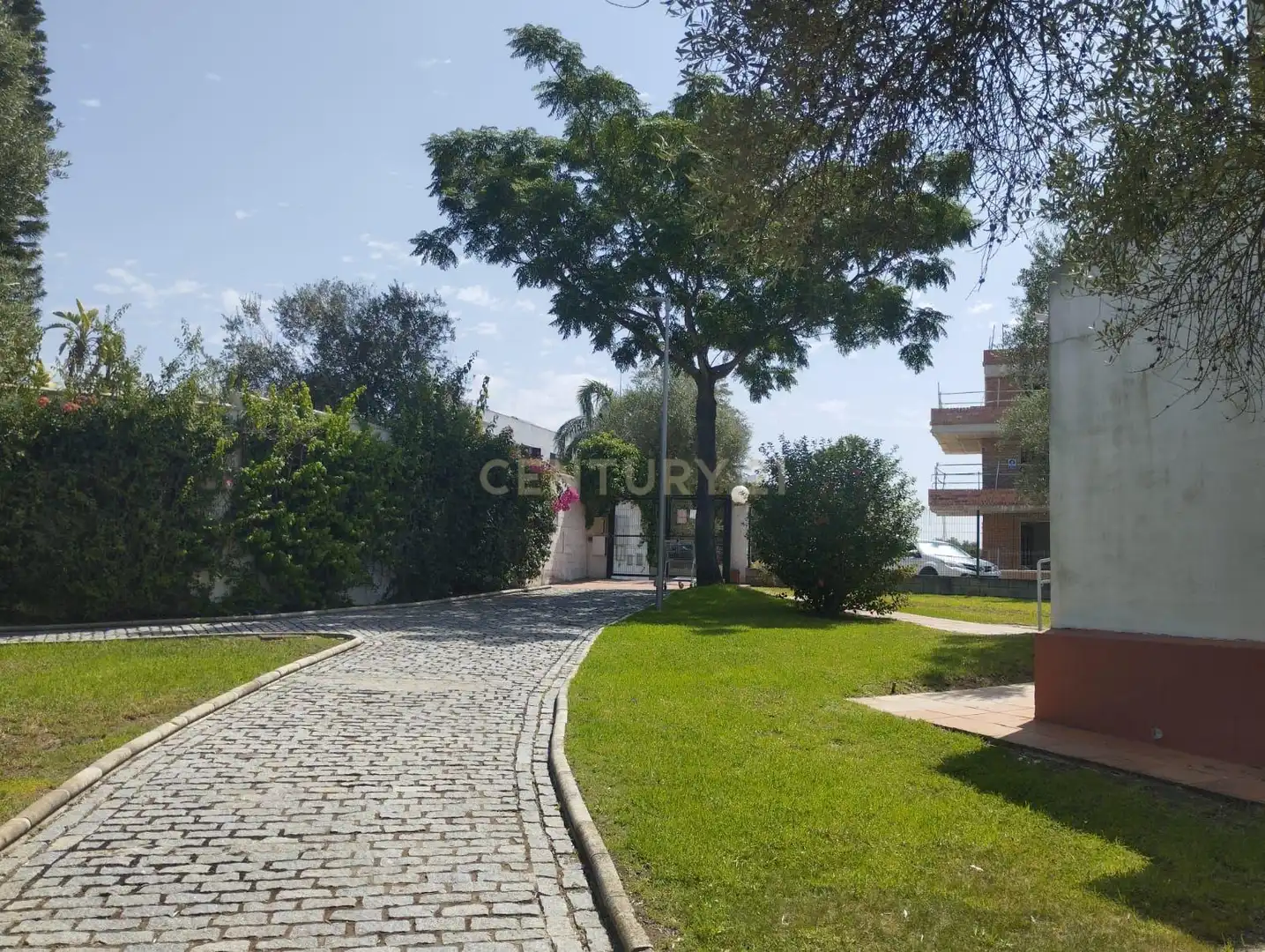 Vista exterior de Casa o xalet en venda en Espartinas amb Aire condicionat, Jardí privat i Traster