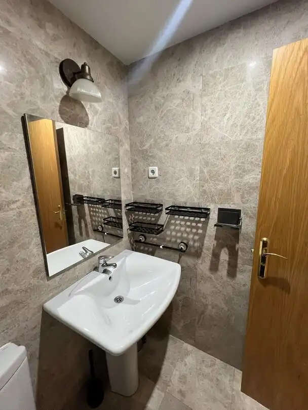 Bathroom of Flat for rent in Madrid  with Air Conditioner, Heating and Private garden