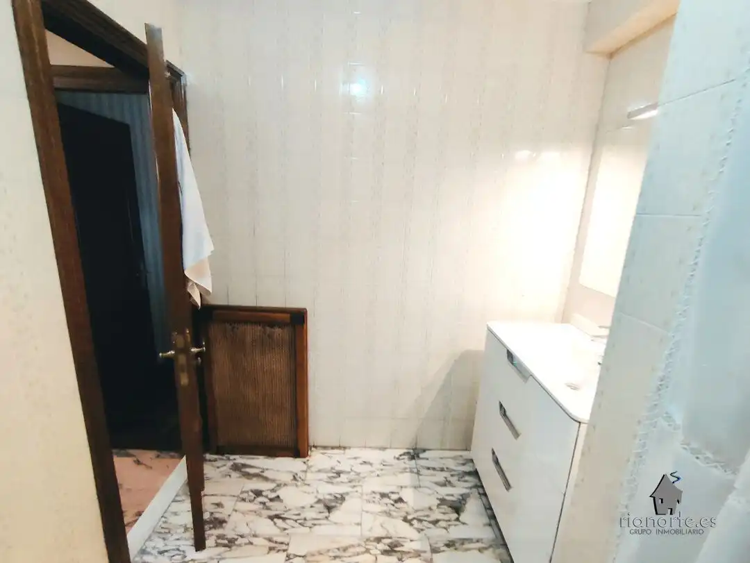Bany de Pis en venda en San Martín del Rey Aurelio amb Calefacció i Moblat