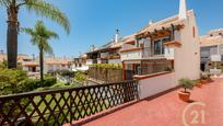 Vista exterior de Casa adosada en venda en Marbella amb Aire condicionat, Terrassa i Piscina comunitària