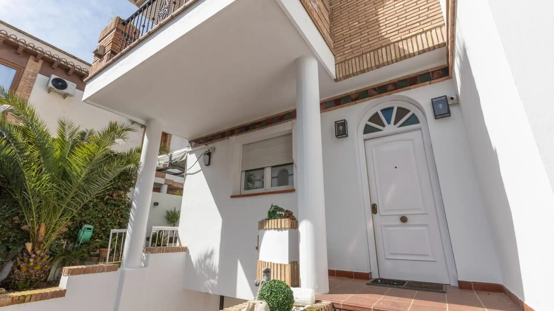 Exterior view of Houses for sale in  Granada Capital  with Air Conditioner, Terrace and Swimming Pool