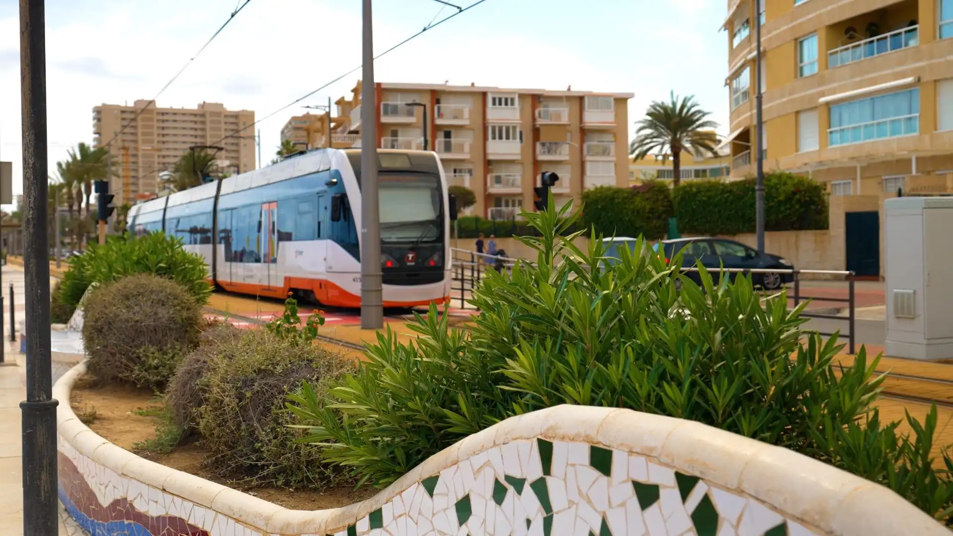Vista exterior de Planta baja en venta en El Campello con Aire acondicionado, Calefacción y Jardín privado
