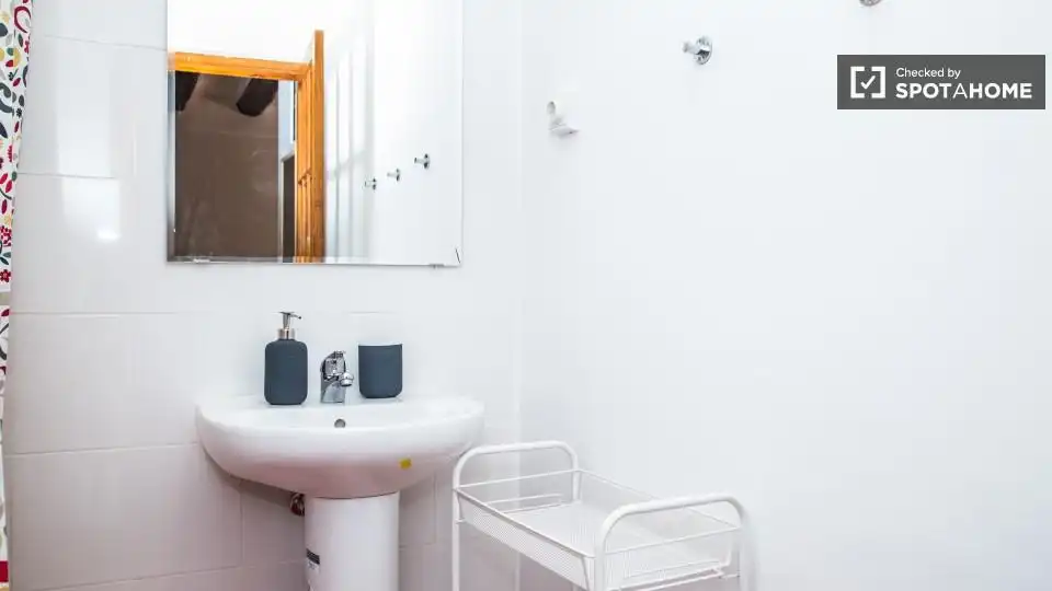 Baño de Piso para compartir en Barcelona con Aire acondicionado, Calefacción y Amueblado