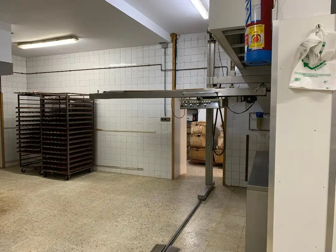 Cuina de Local en venda en Corvera de Toranzo amb Calefacció, Terrassa i Moblat