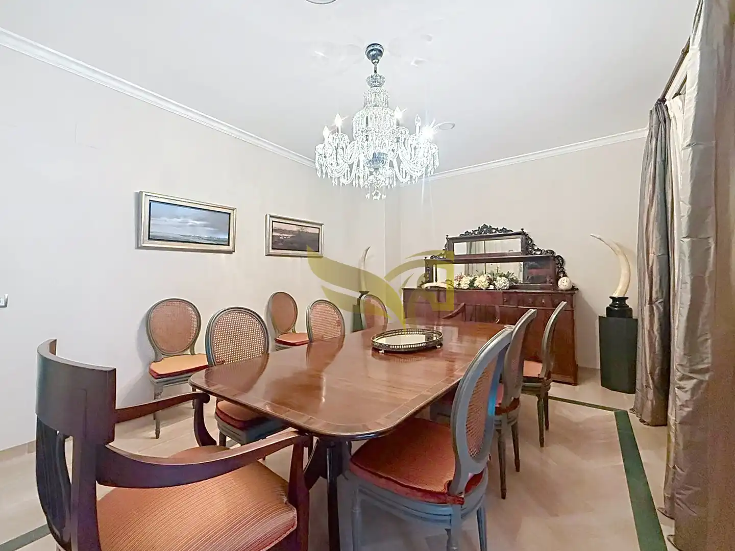 Esszimmer von Einfamilien-Reihenhaus zum Verkauf in Sevilla mit Klimaanlage, Heizung und Privatgarten