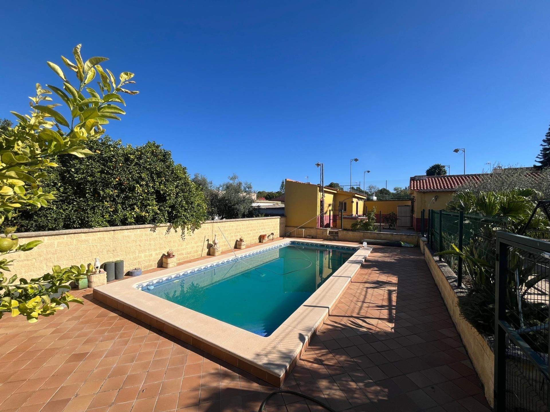 Piscina de Casa o chalet en venta en Sanlúcar la Mayor con Jardín privado y Piscina comunitaria