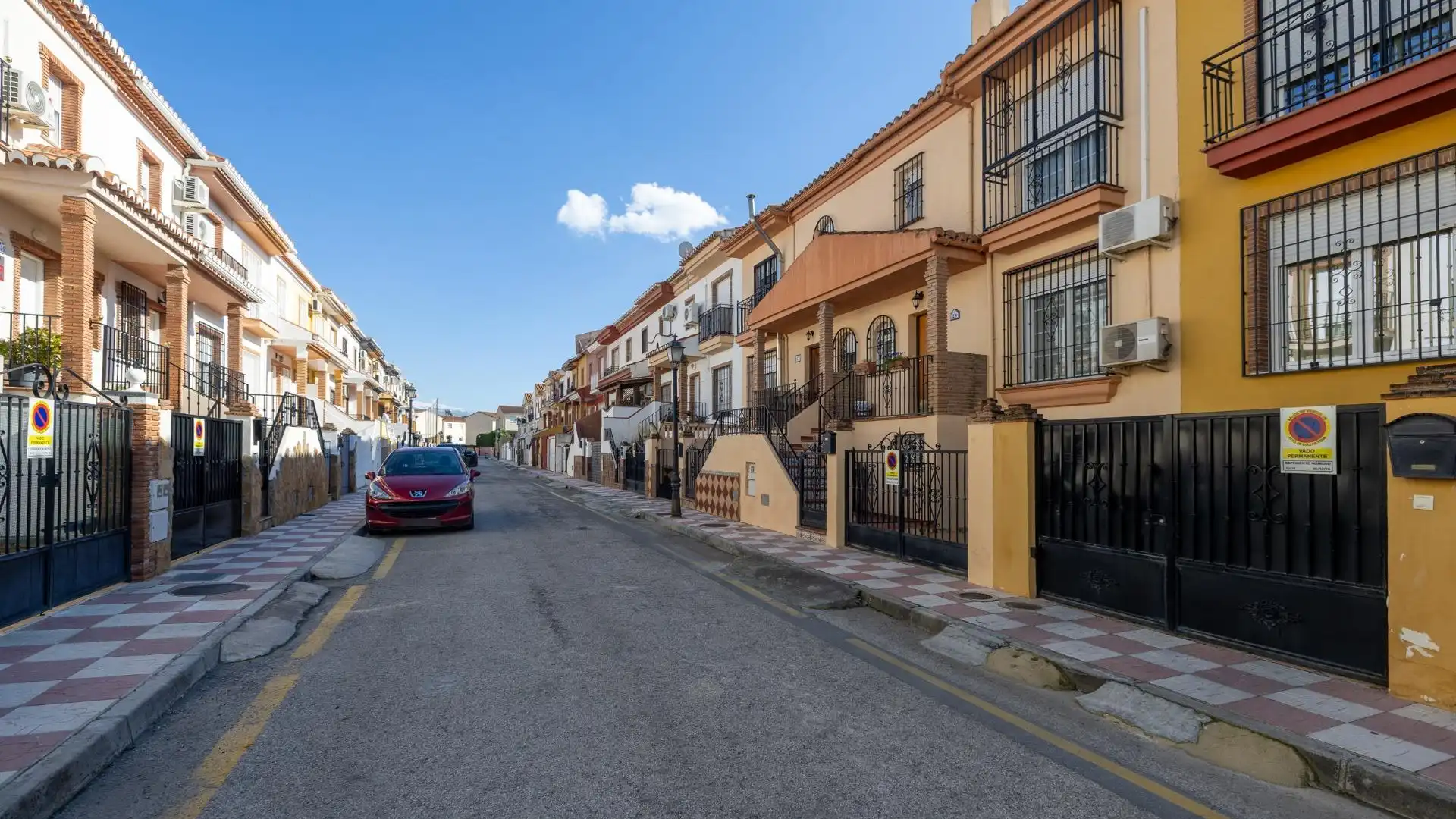 Vista exterior de Casa adosada en venta en Cúllar Vega con Aire acondicionado