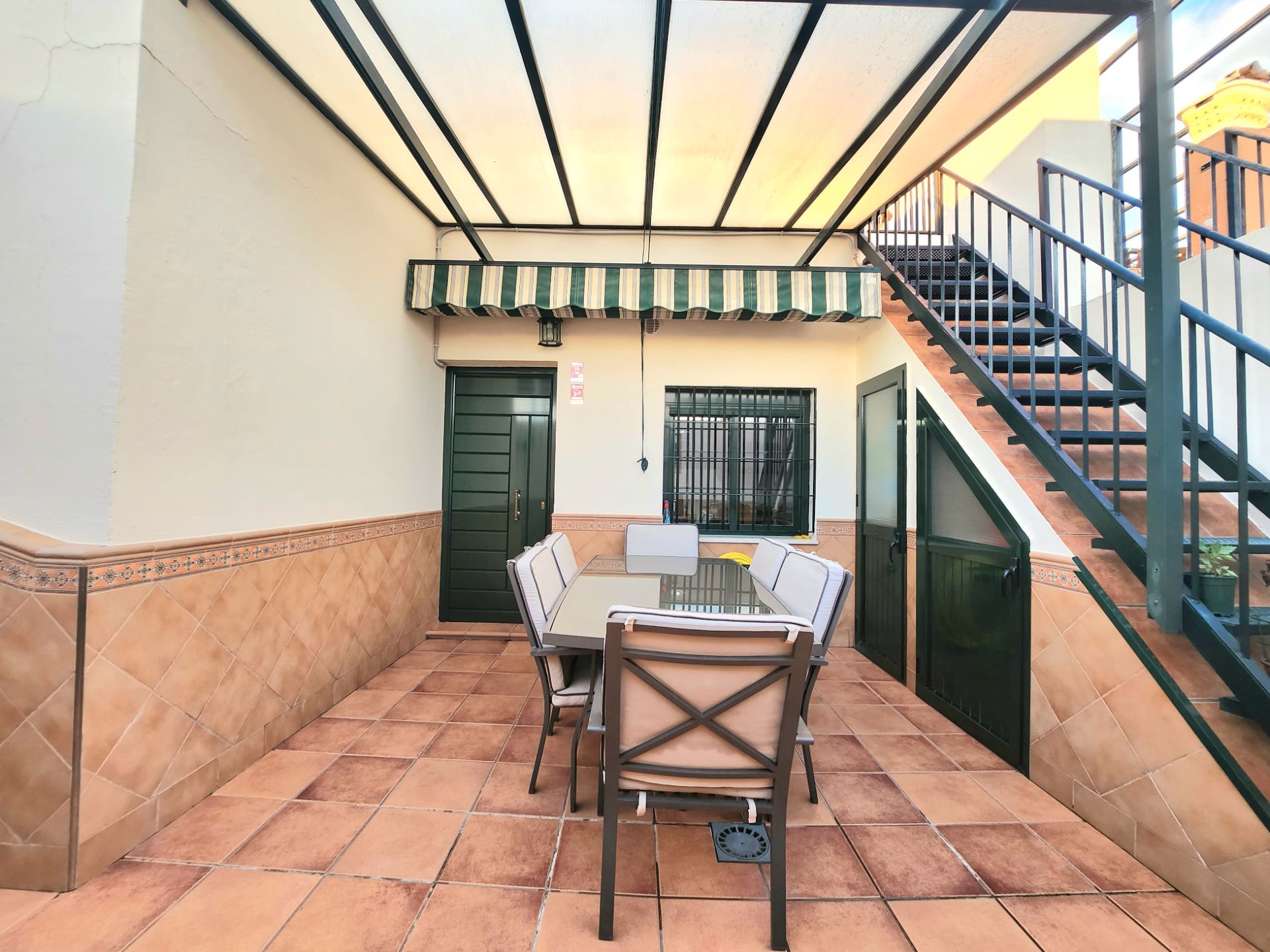 Terrasse von Einfamilien-Reihenhaus zum Verkauf in Alcalá de Guadaira mit Klimaanlage, Heizung und Terrasse