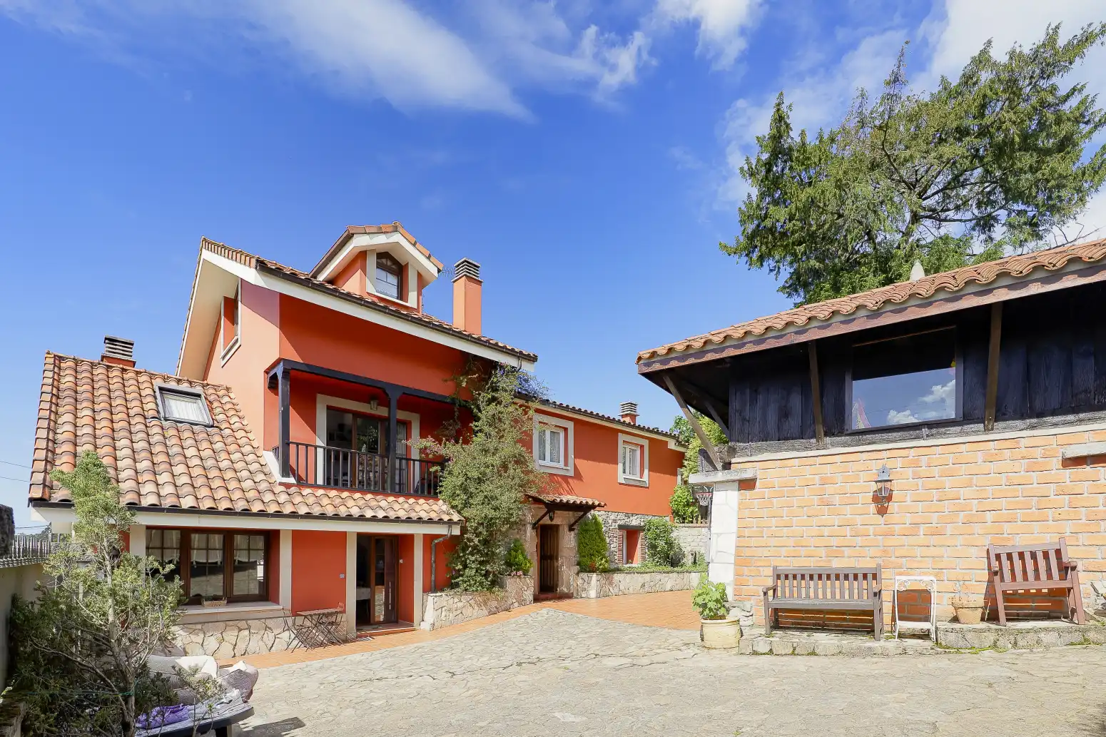Vista exterior de Casa o xalet en venda en Gijón  amb Calefacció, Jardí privat i Parquet