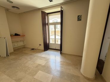 Bureau avec ascenseur à louer à Calle Villamartín 9
