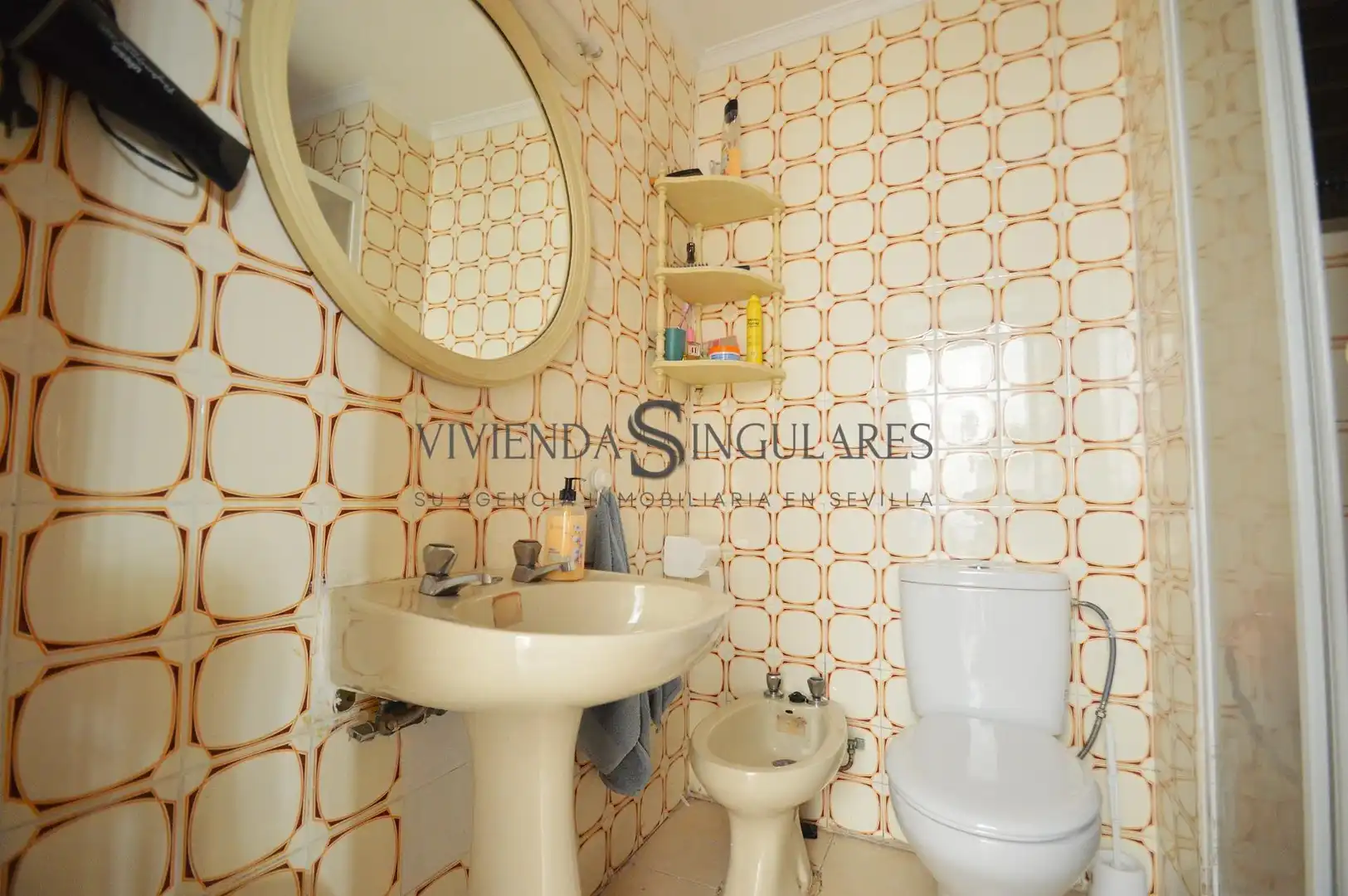Bathroom of Flat for sale in Sevilla  with Air Conditioner and Storage room