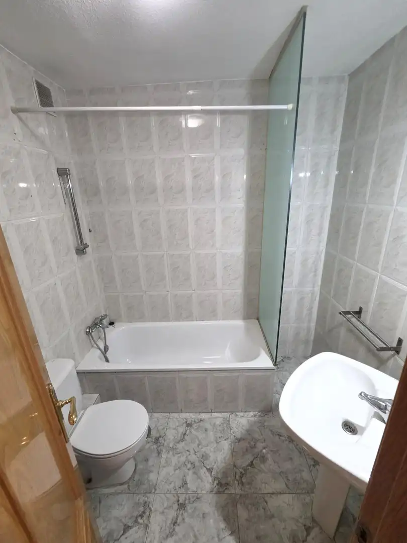 Bathroom of Flat for sale in Valdemoro  with Air Conditioner and Heating
