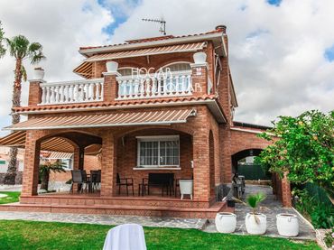 Villa con piscina in vendita a ACUARI