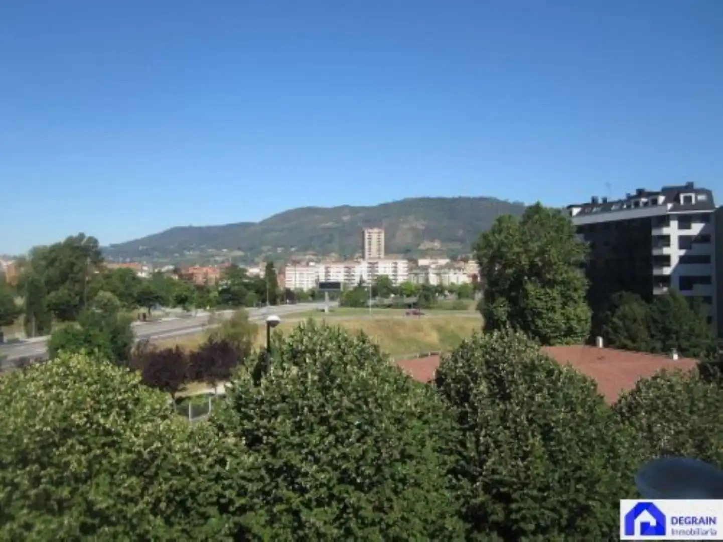 Vista exterior de Local de lloguer en Oviedo 