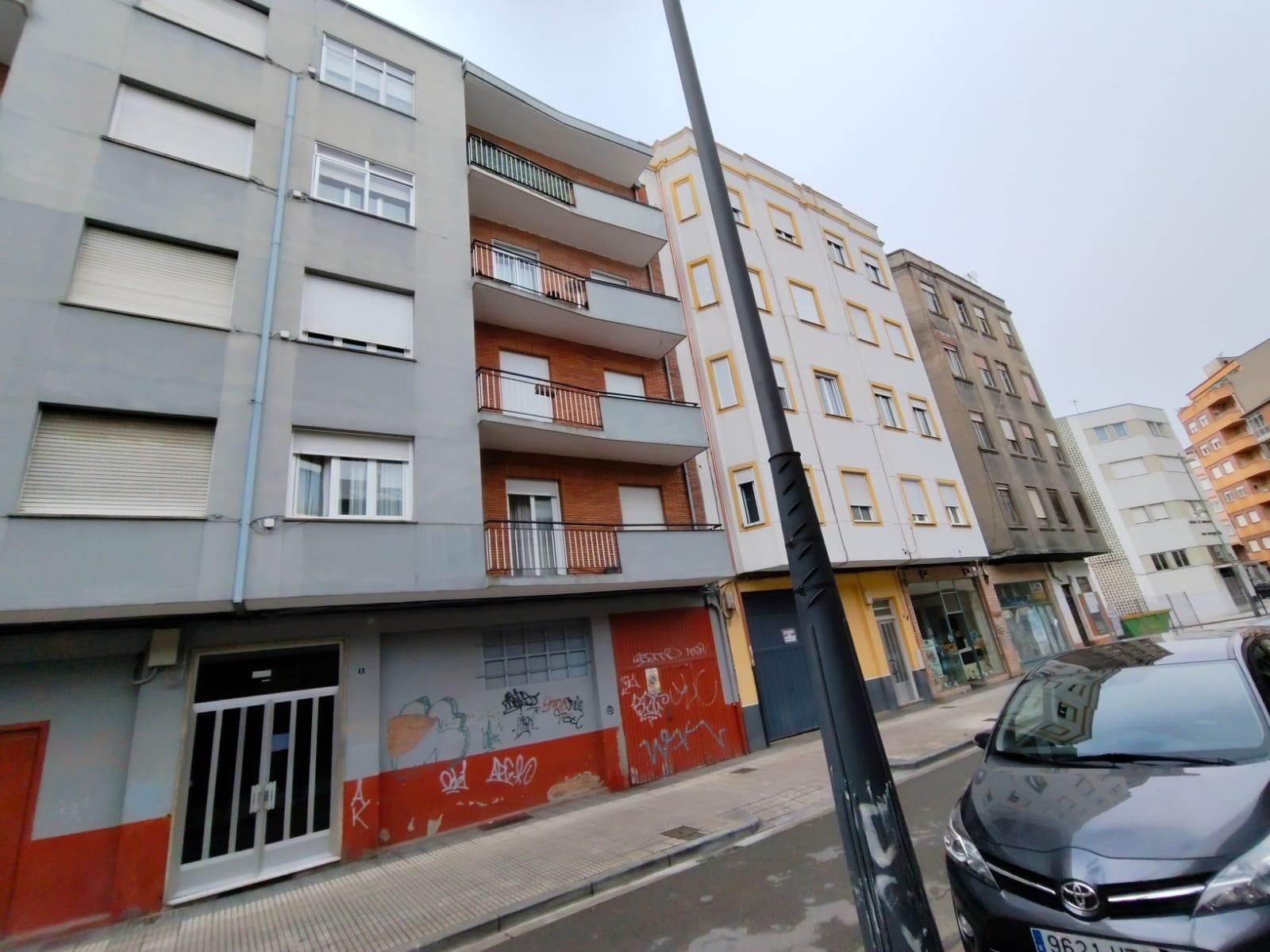 Vista exterior de Pis en venda en Ponferrada amb Calefacció, Terrassa i Traster