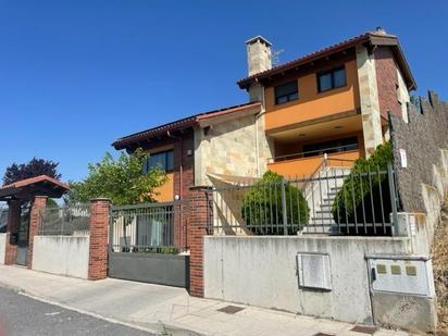 Vista exterior de Casa o xalet en venda en San Cristóbal de Segovia amb Terrassa i Piscina