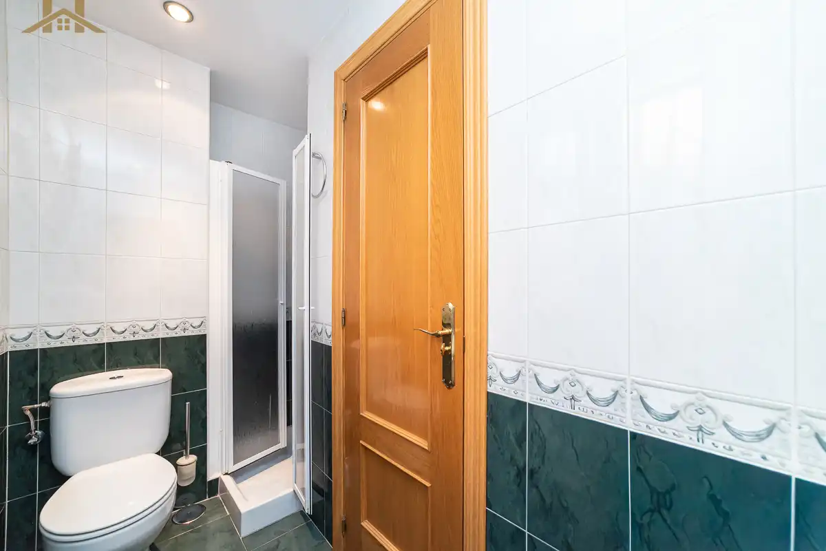 Bany de Casa o xalet en venda en Arroyomolinos (Madrid) amb Aire condicionat, Jardí privat i Terrassa