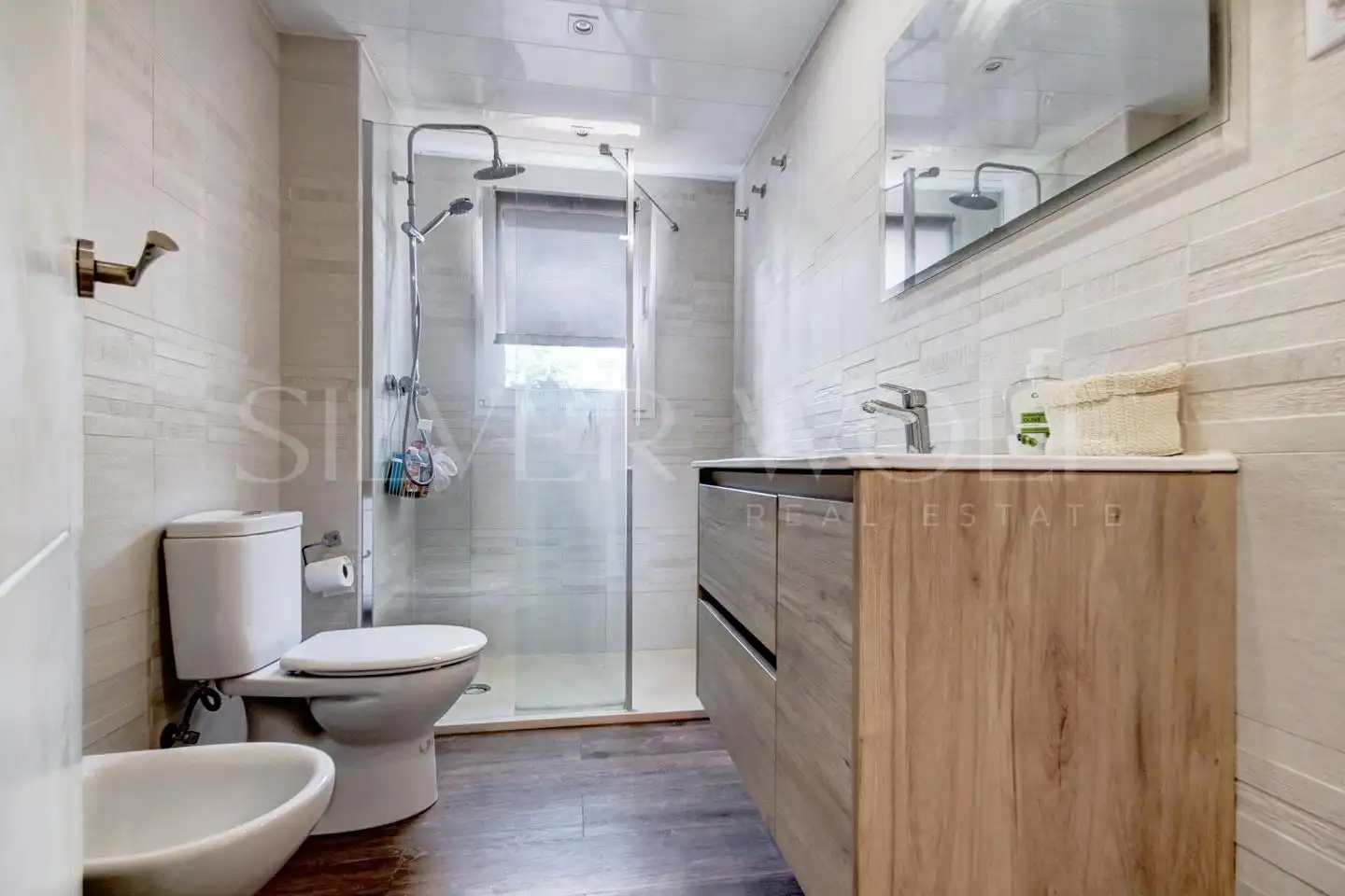 Bathroom of Ground floor for sale in Vilanova i la Geltrú  with Air Conditioner, Private garden and Terrace