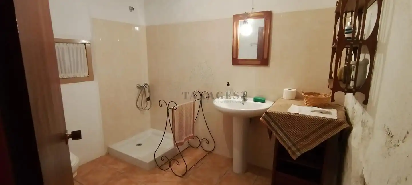 Bany de Finca rústica en venda en Tortosa amb Jardí privat i Moblat