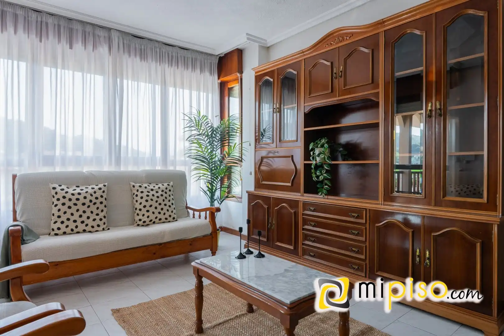 Sala de estar de Piso en venta en Arnuero con Calefacción, Terraza y Amueblado