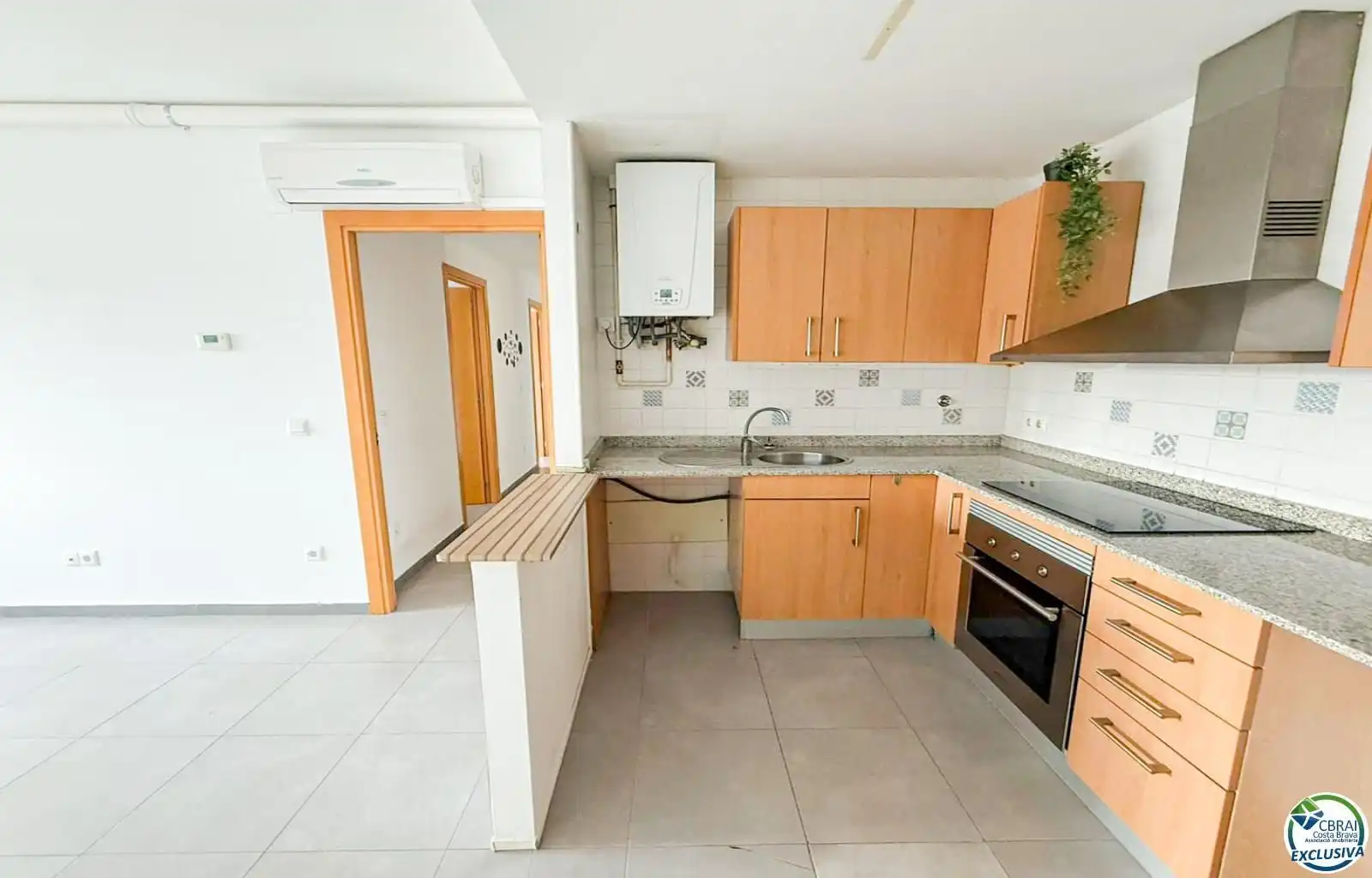 Cuina de Dúplex en venda en Figueres amb Aire condicionat i Piscina comunitària