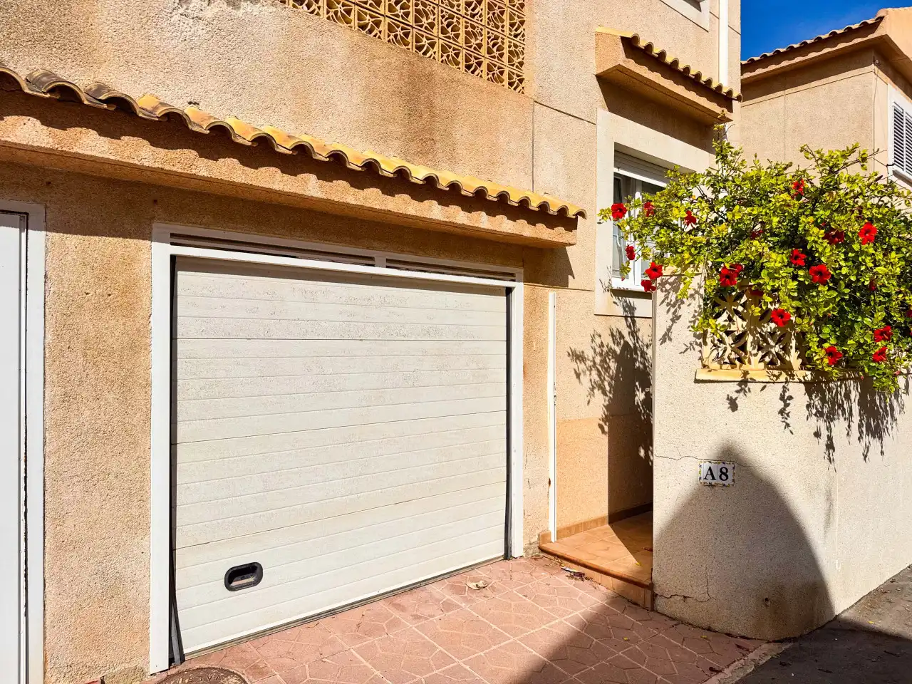 Aparcament de Casa adosada en venda en Torrevieja amb Aire condicionat, Calefacció i Jardí privat