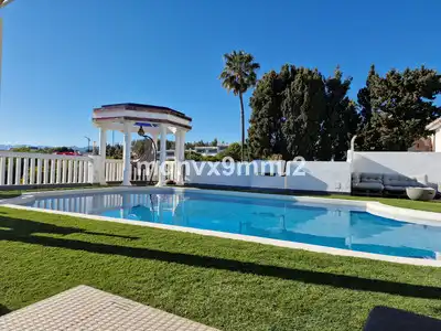 Chalet con piscina en venta en El Faro de Calaburra - Chaparral, imagen 3