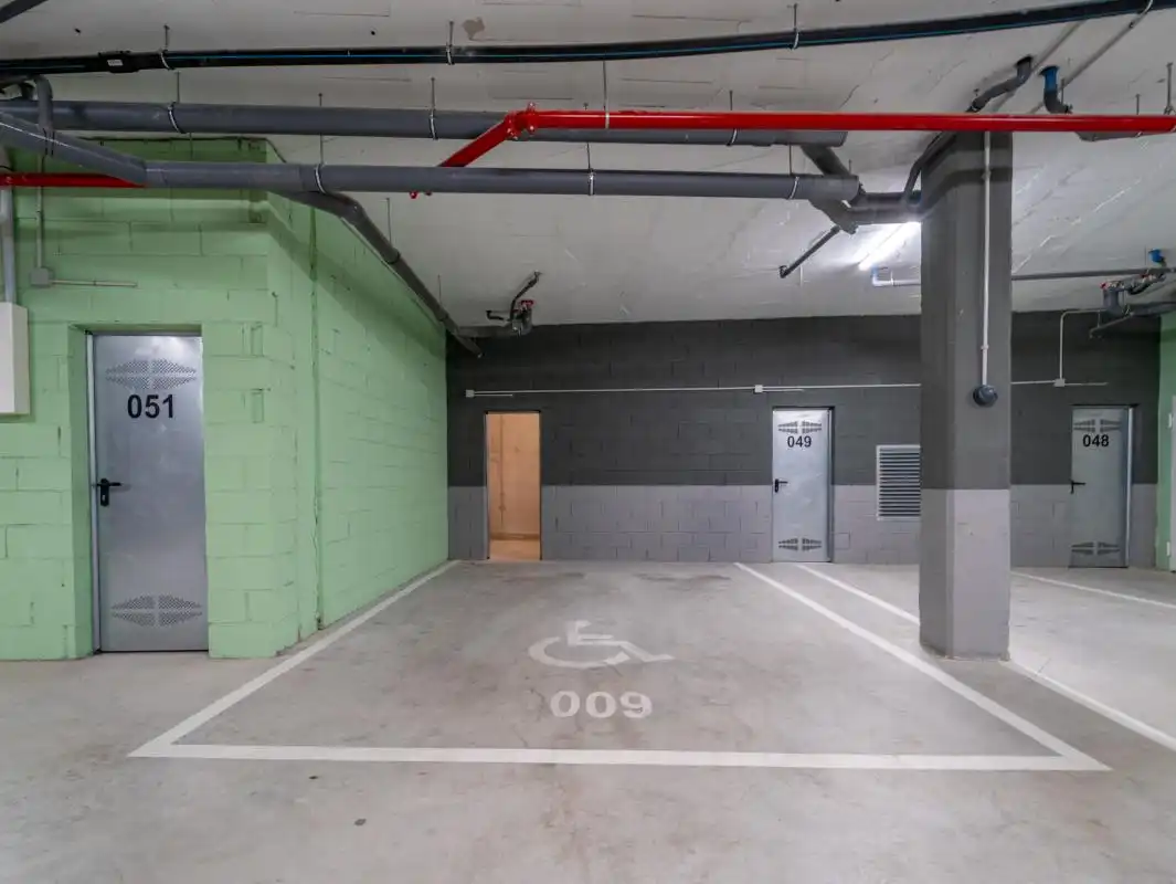 Parkplatz von Wohnung zum Verkauf in Manilva mit Klimaanlage, Heizung und Privatgarten