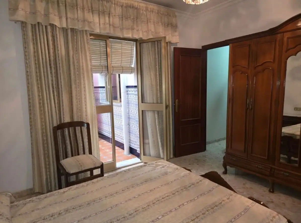 Dormitori de Casa adosada en venda en Mairena del Aljarafe amb Aire condicionat, Terrassa i Moblat