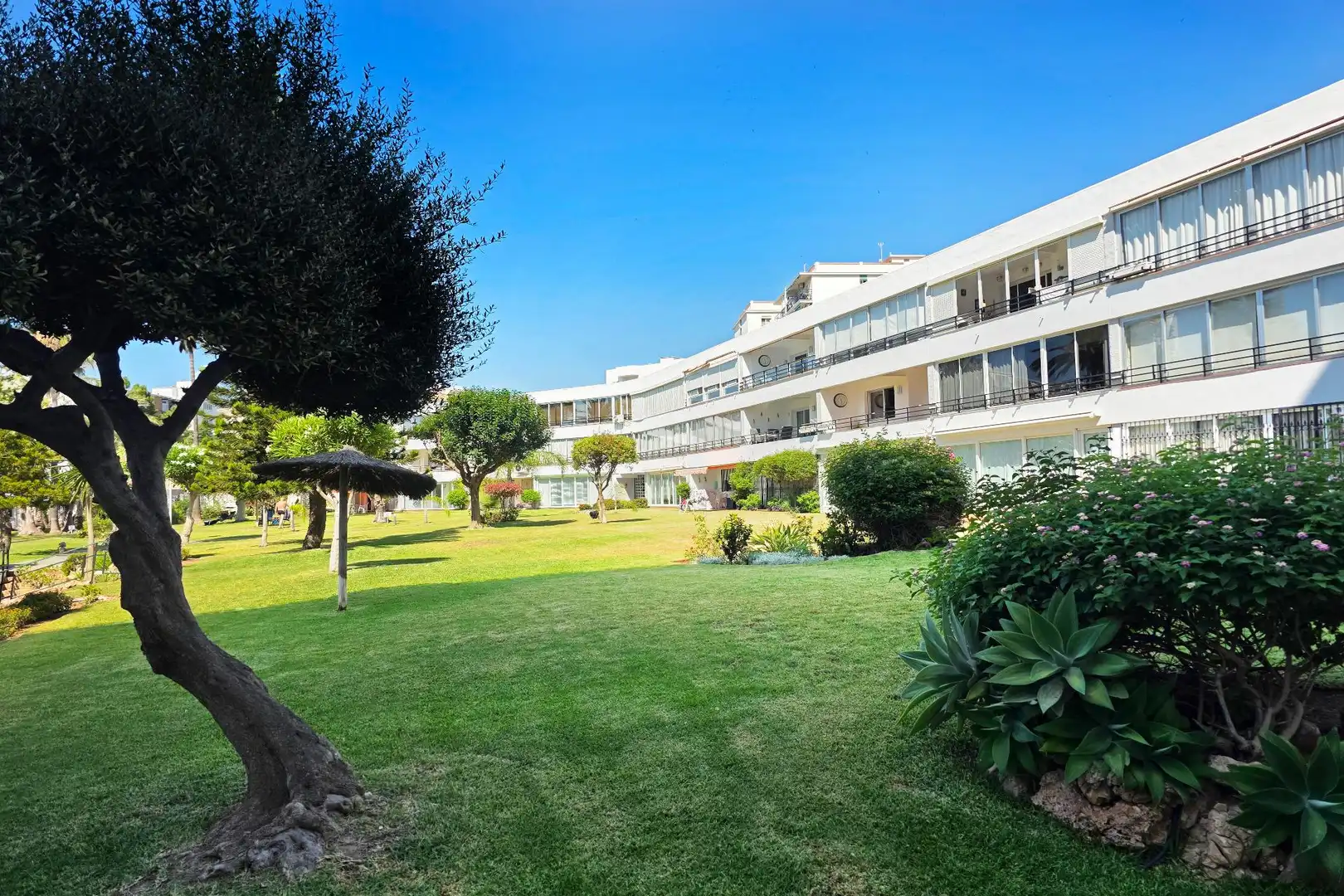 Vista exterior de Apartament en venda en Benalmádena amb Aire condicionat, Calefacció i Jardí privat