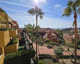 Vista exterior de Apartament en venda en Marbella amb Jardí privat, Terrassa i Piscina
