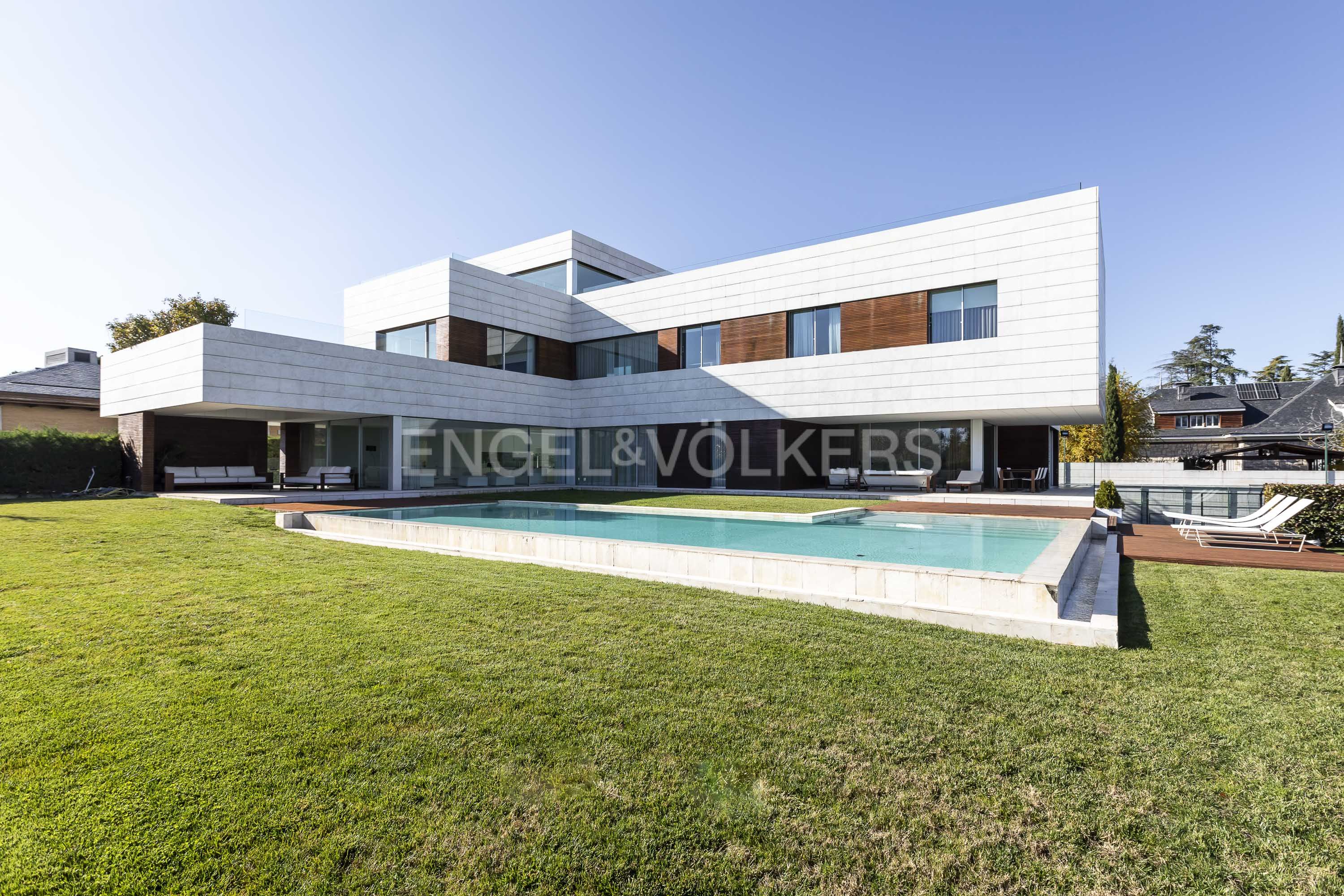 Vista exterior de Casa o xalet en venda en  Madrid Capital amb Calefacció, Jardí privat i Balcó