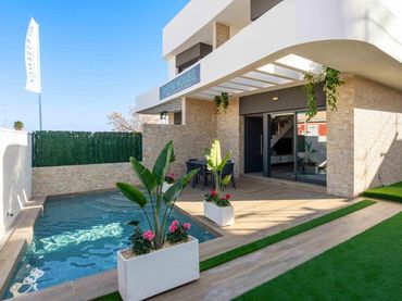 Chalet con piscina en venta en Los Montesinos