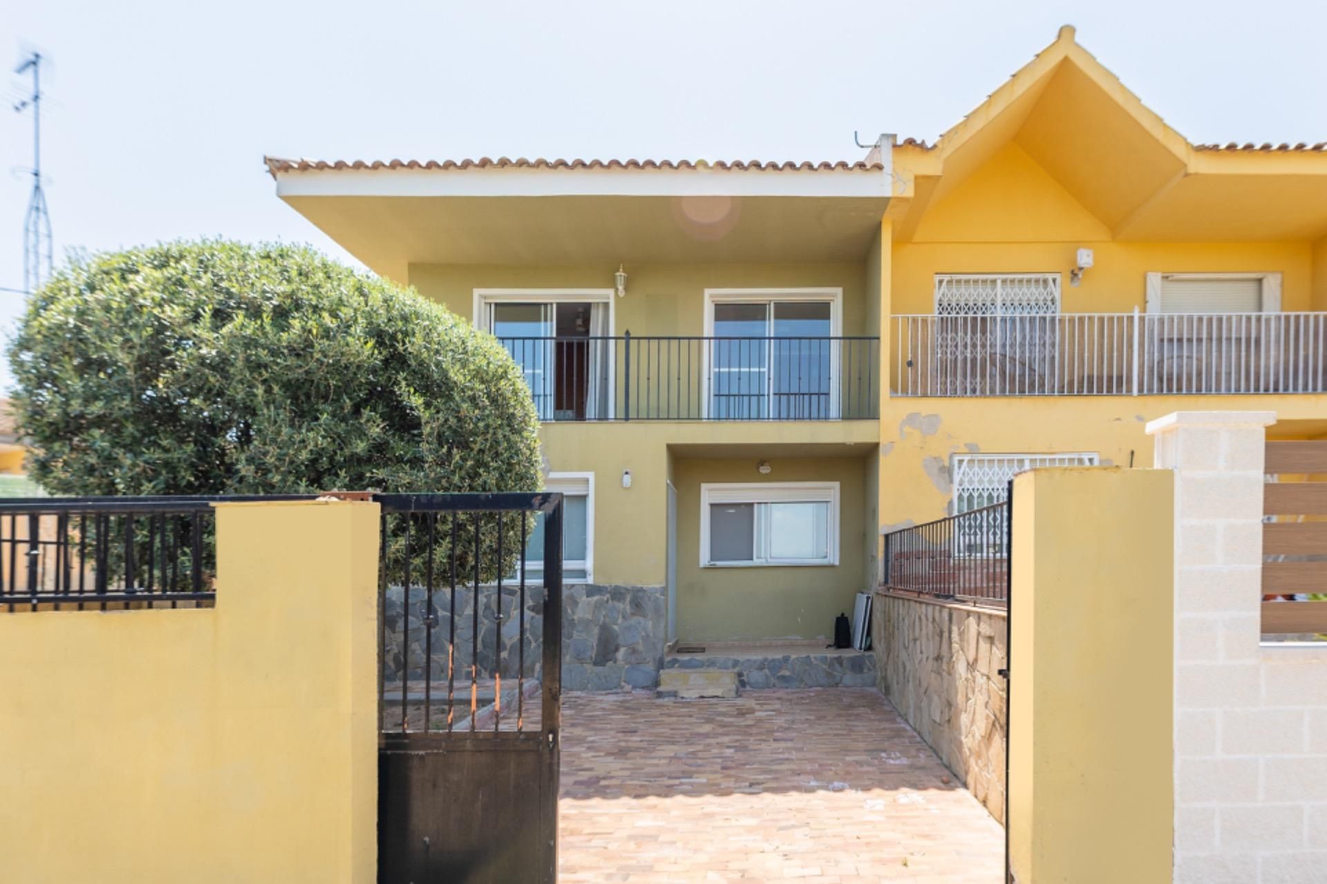 Vista exterior de Casa adosada en venta en Turís con Jardín privado, Terraza y Piscina comunitaria