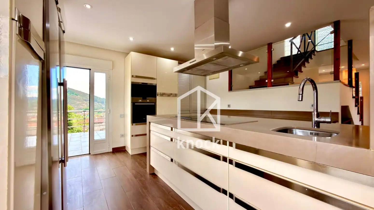 Cuina de Casa o xalet en venda en Oviedo  amb Calefacció, Parquet i Terrassa