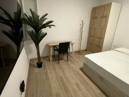 Bedroom of Flat to share in  Barcelona Capital  with Washing machine and TV