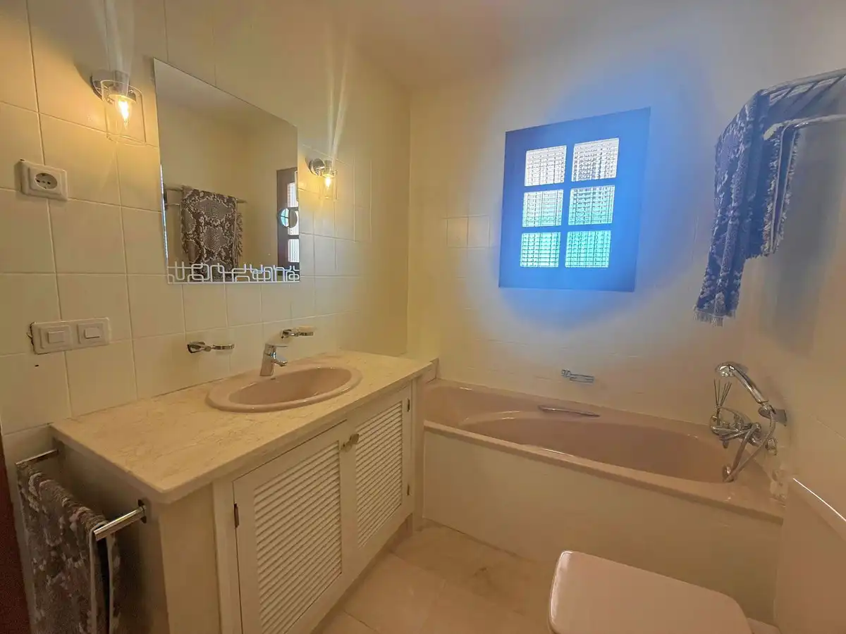 Badezimmer von Einfamilien-Reihenhaus zum Verkauf in Mijas mit Klimaanlage, Privatgarten und Terrasse