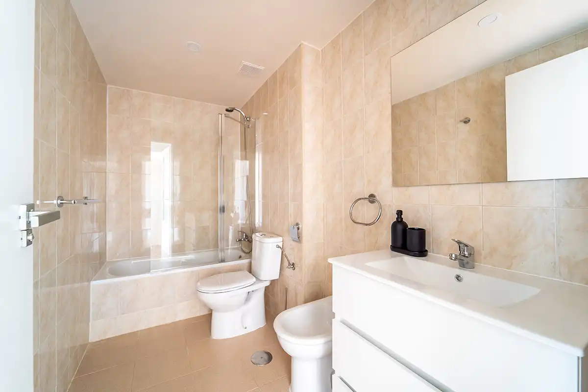 Badezimmer von Wohnung zum Verkauf in Madrid mit Klimaanlage, Terrasse und Gemeinschaftspool