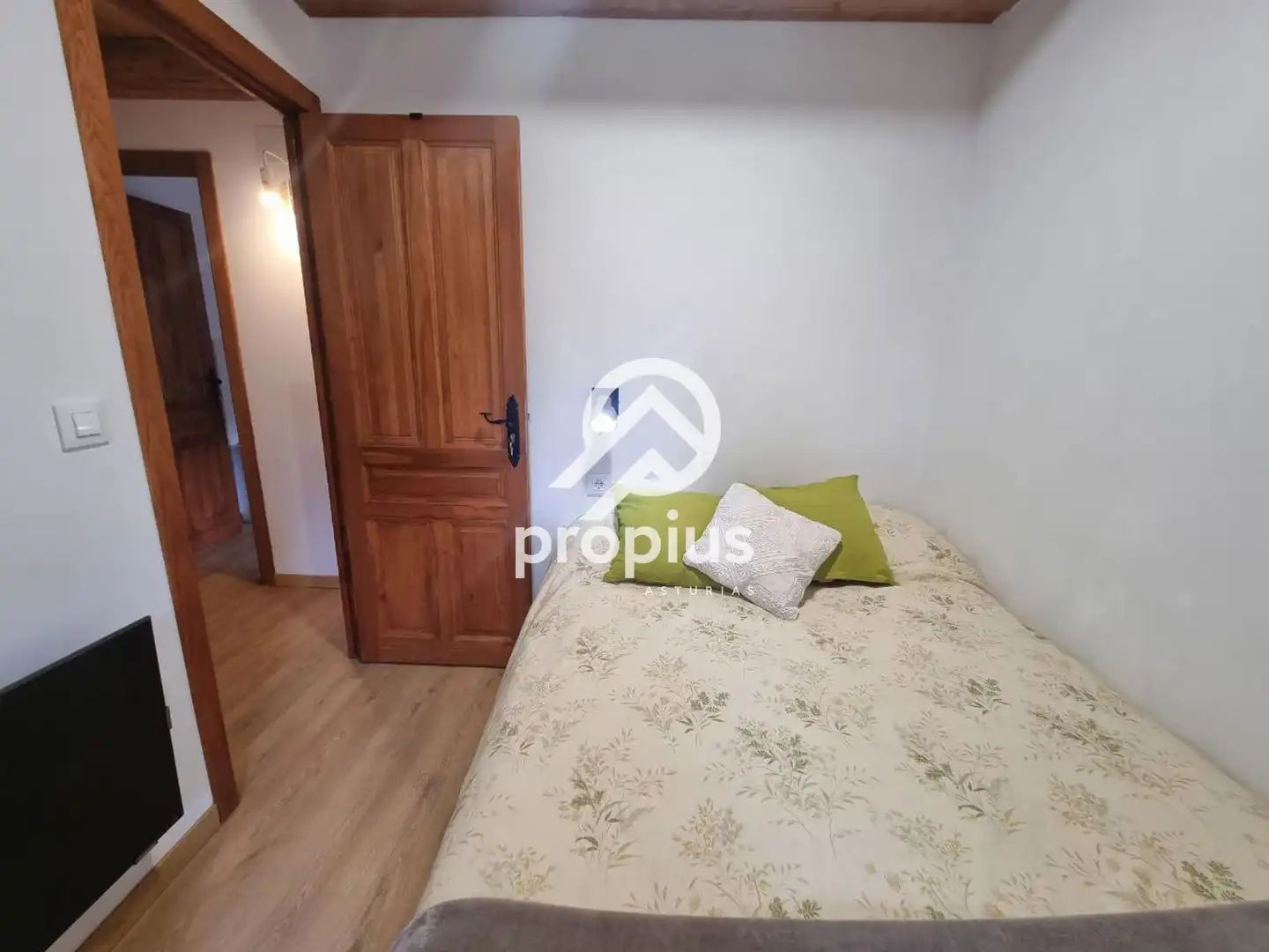 Schlafzimmer von Einfamilien-Reihenhaus zum Verkauf in Cangas de Onís mit Heizung und Terrasse
