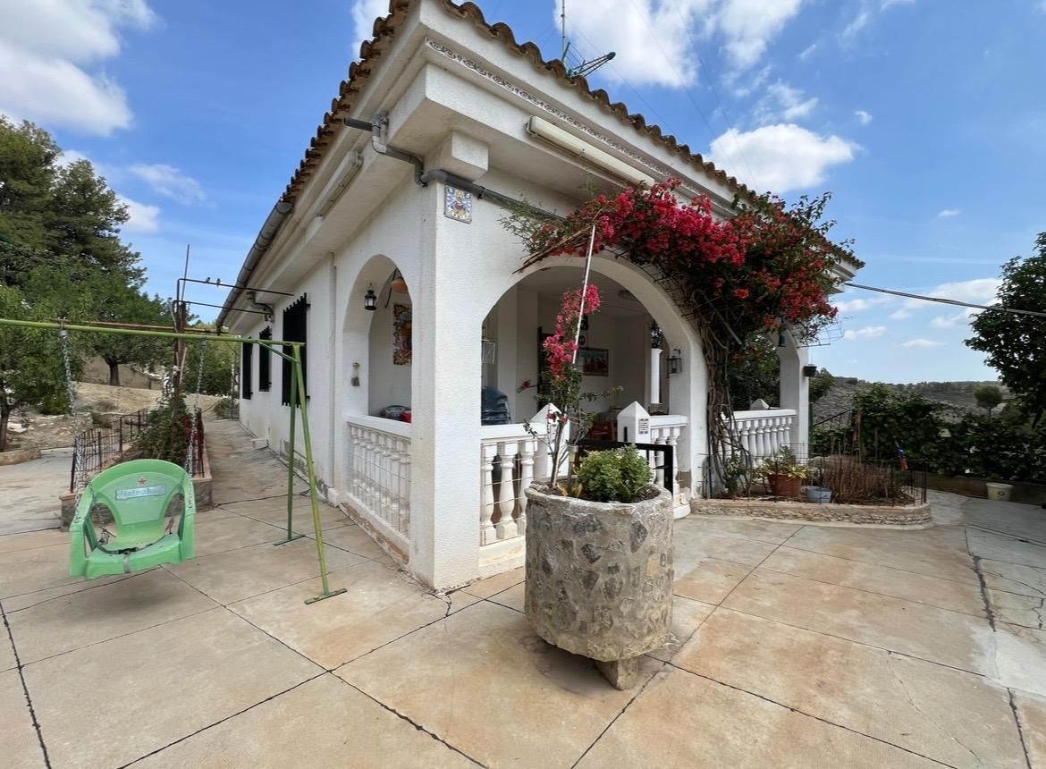 Vista exterior de Casa o xalet en venda en Chiva amb Aire condicionat, Calefacció i Jardí privat