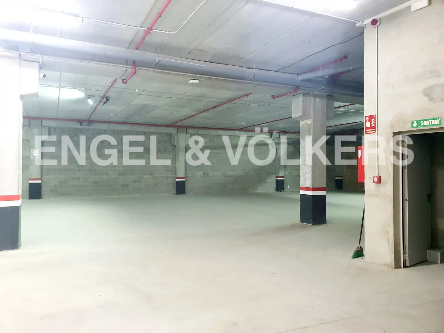 Aparcament de Nau industrial en venda en Cornellà de Llobregat
