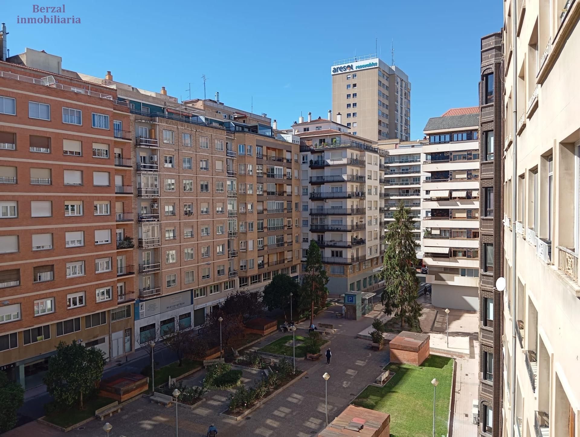 Vista exterior de Piso de alquiler en  Logroño con Calefacción y Terraza
