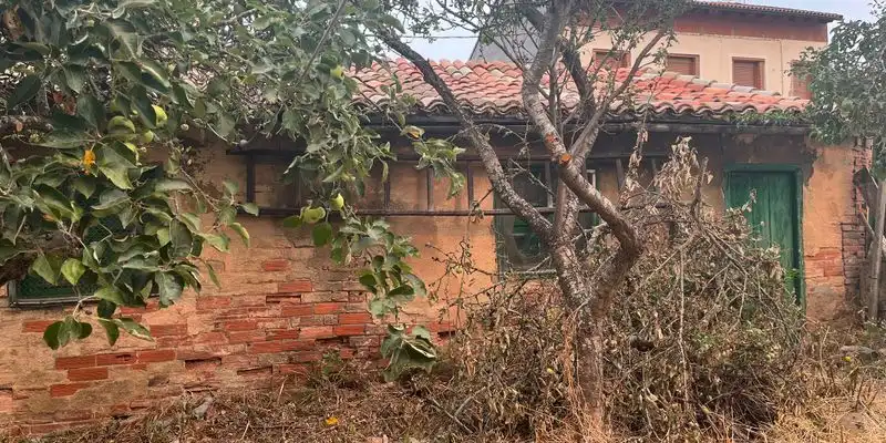 Vista exterior de Casa o xalet en venda en La Robla  amb Jardí privat i Traster