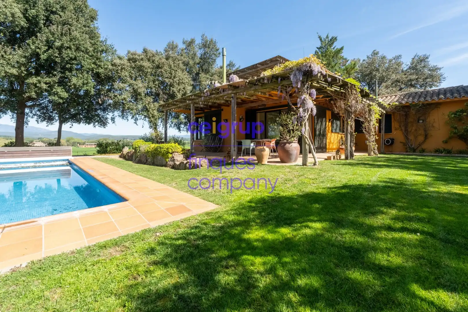 Jardí de Casa o xalet en venda en Navata amb Calefacció, Terrassa i Piscina