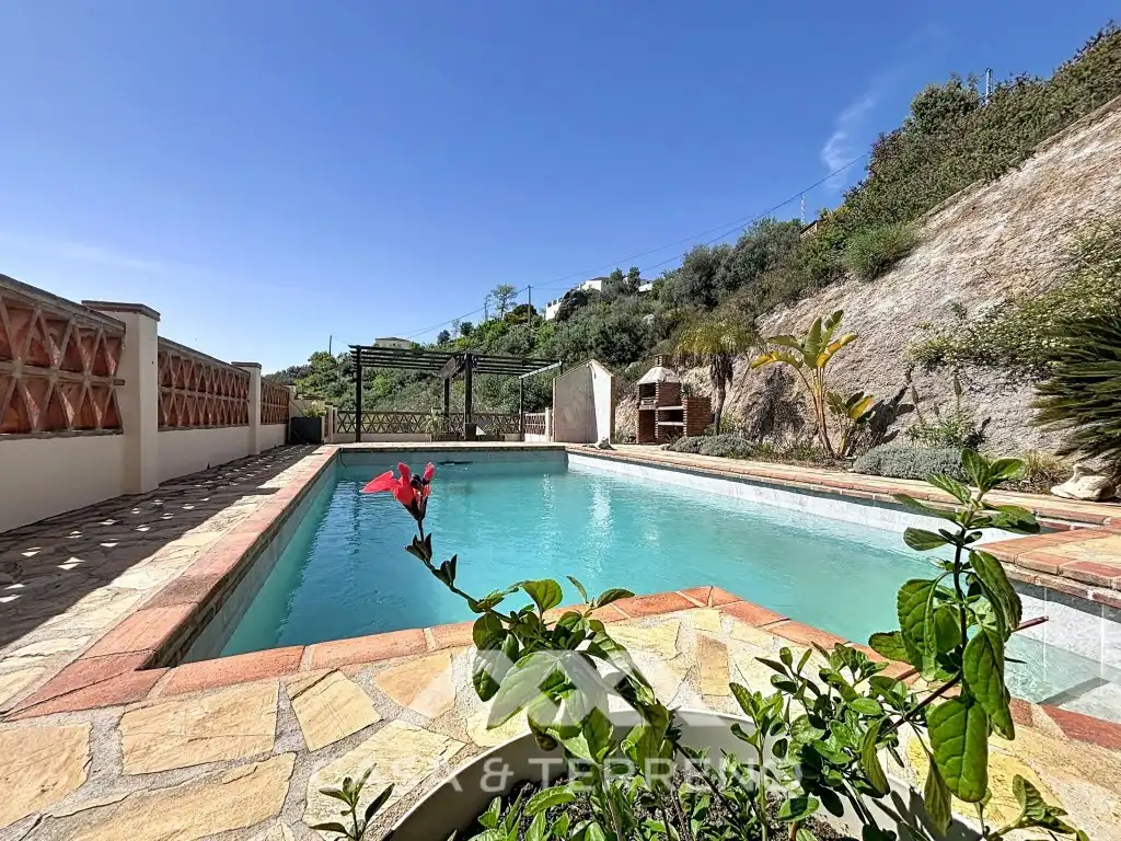 Vista exterior de Casa o xalet en venda en Alcaucín amb Aire condicionat, Terrassa i Piscina